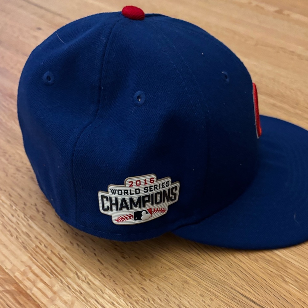 Chicago Cubs New Era 2016 World Series Champions on field cap! 7 1/4 size, EUC!